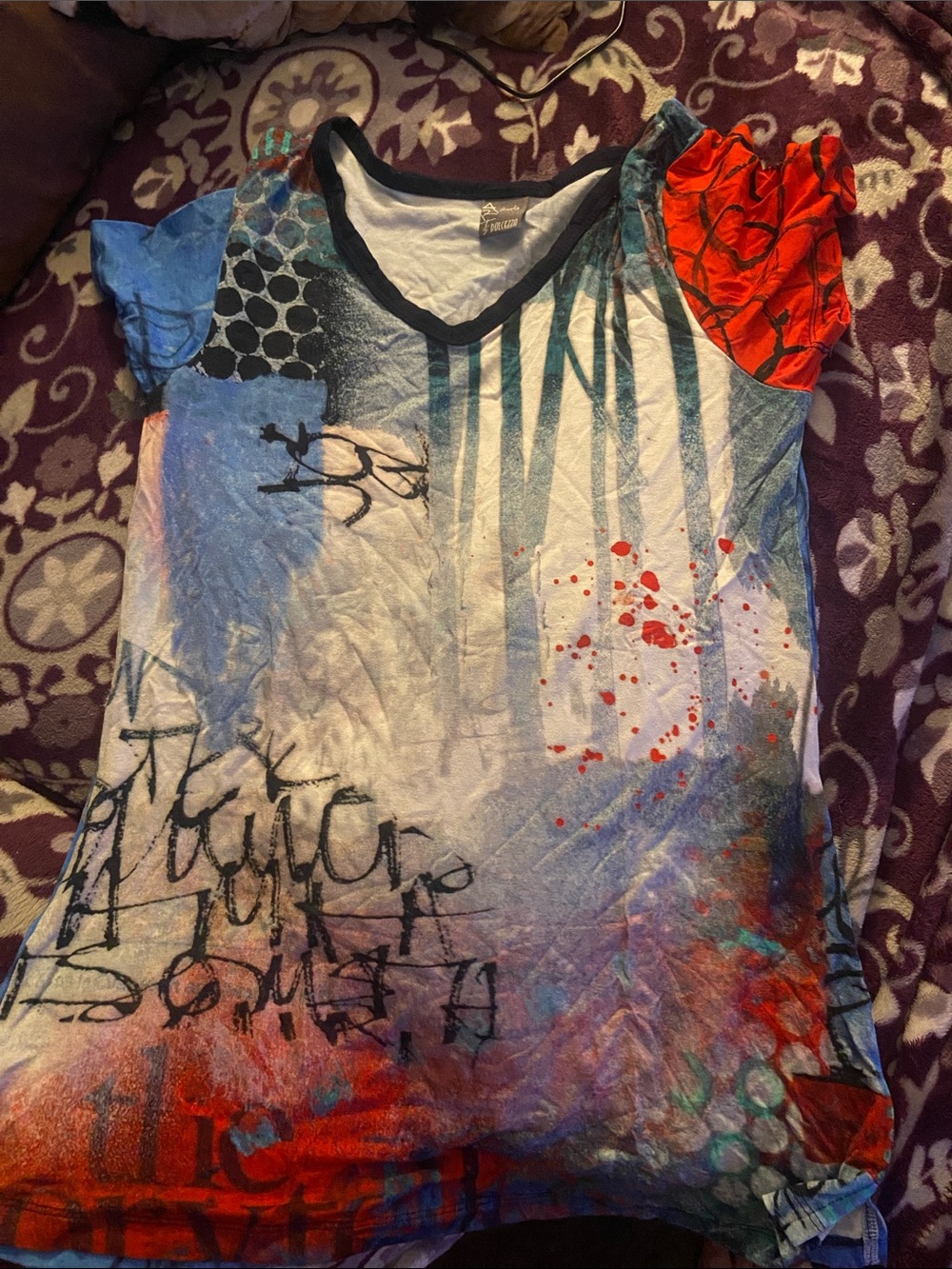 Mixed-Print Short Sleeve V-Neck Tee in Blue & Red